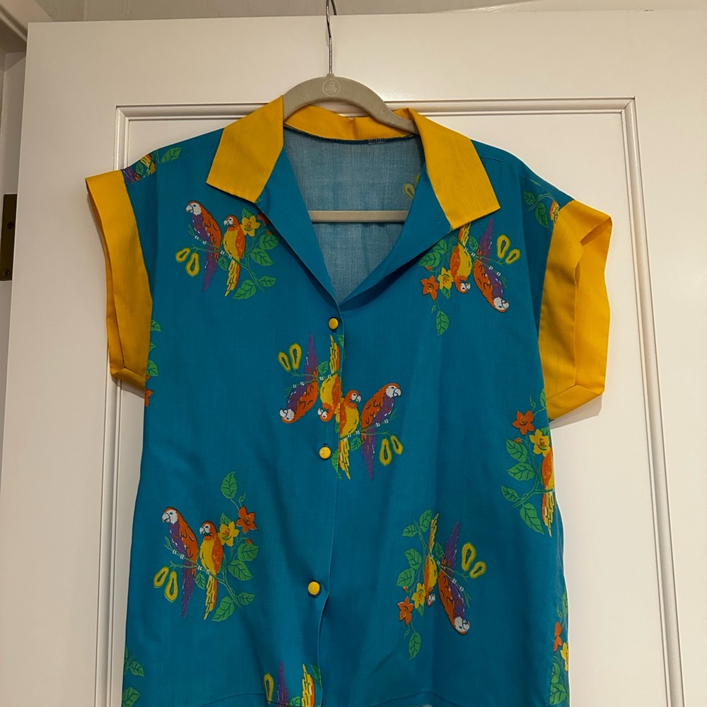 Vintage Tropical Parrot Shirt 🦜